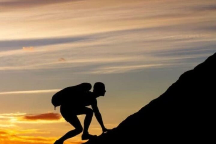 El viaje del héroe - hombre escalando una montaña