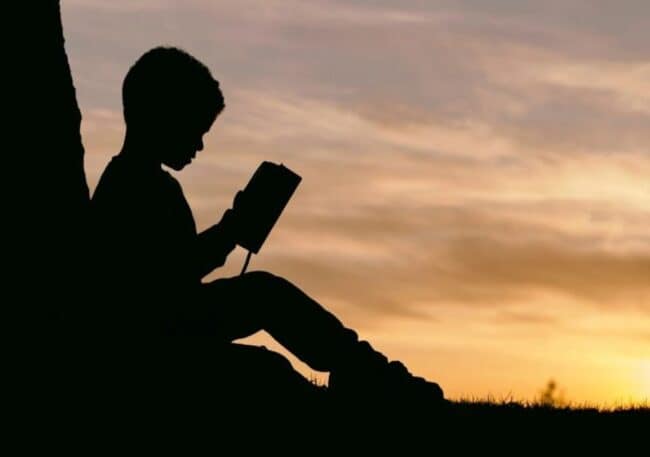 Quién, en su sano juicio, no soñaría con ser escritor. Niño leyendo a contraluz