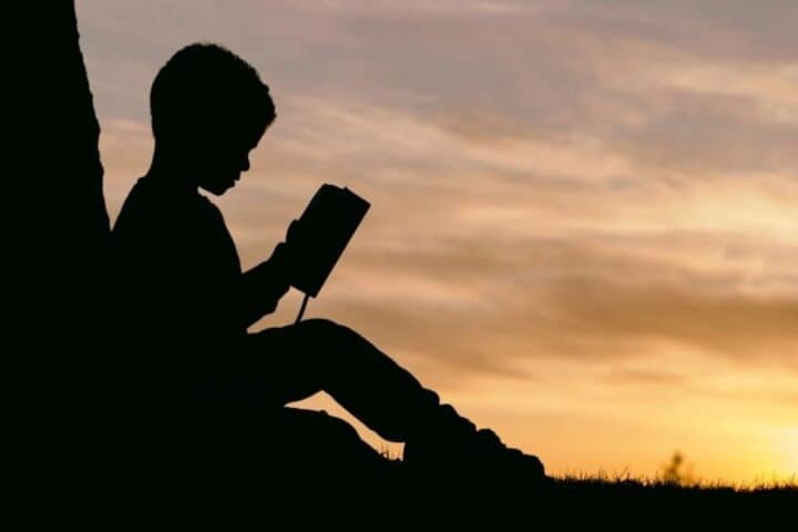 Quién, en su sano juicio, no soñaría con ser escritor. Niño leyendo a contraluz