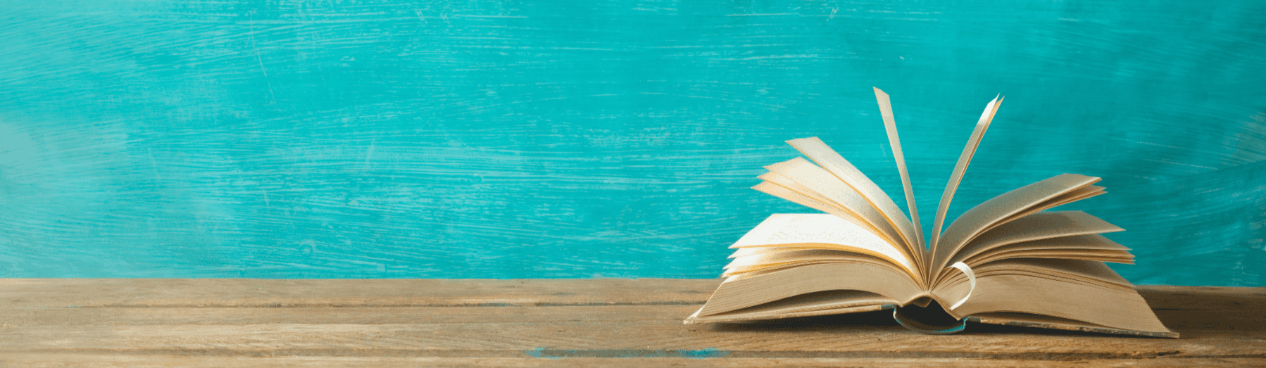 Patricia Díaz Vidal - Libro abierto sobre fondo turquesa