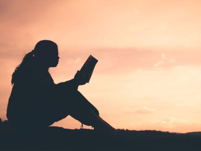 Por qué nos gusta leer. Chica leyendo a contraluz. patriciadiazvidal.es