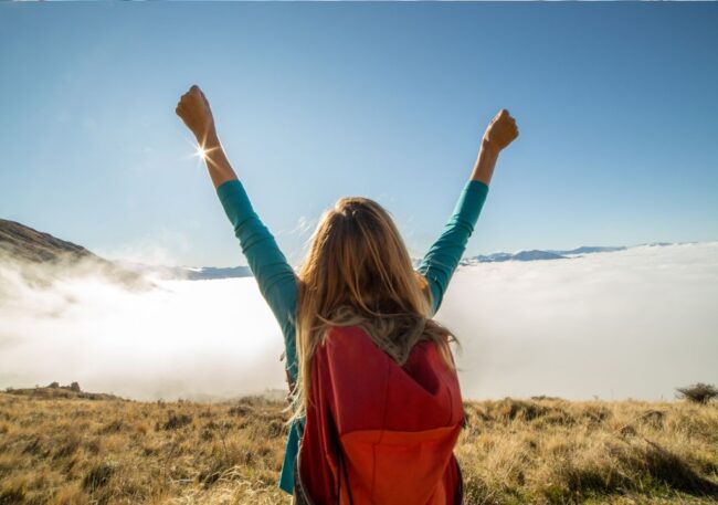 Nueva web. Chica qhe ha llegado a la cima de una montaña