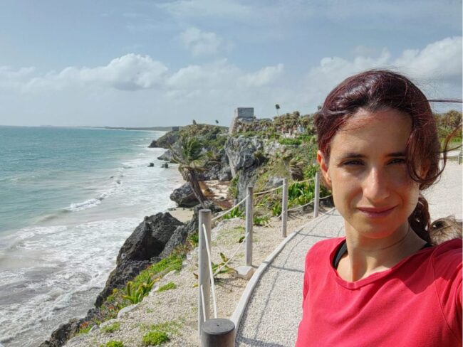 Autorretrato. Yo mirando a cámara con el mar de fondo